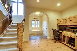 House (5 Bedrooms) | Interior