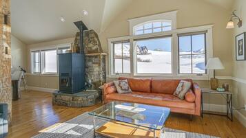 House (5 Bedrooms) | Interior