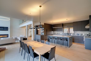 House (6 Bedrooms) | Interior