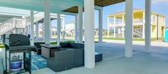 Community Pool Access & Bay View: Rockport Home!