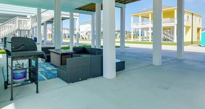 Community Pool Access & Bay View: Rockport Home!