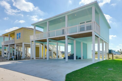 Community Pool Access & Bay View: Rockport Home!