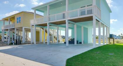 Community Pool Access & Bay View: Rockport Home!