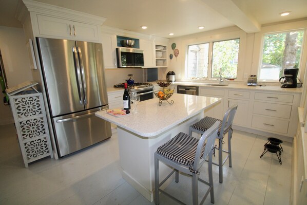 冷蔵庫、電子レンジ、オーブン、コンロ