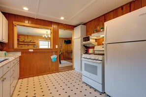 Cottage (3 Bedrooms) | Interior - Lovely Au Gres Cottage w/ Hot Tub: Walk to Beach! (Au Gres)