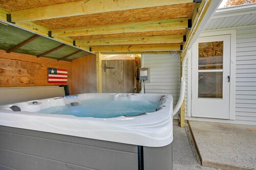Lovely Au Gres Cottage w/ Hot Tub: Walk to Beach!