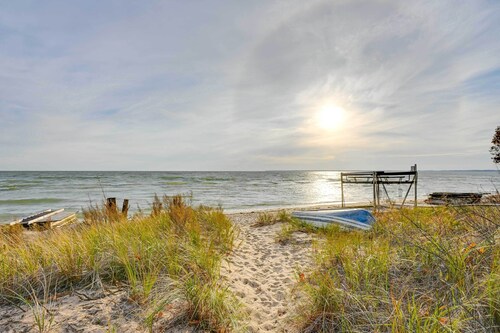 Lovely Au Gres Cottage w/ Hot Tub: Walk to Beach!