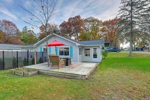 Cottage (3 Bedrooms) | Interior - Lovely Au Gres Cottage w/ Hot Tub: Walk to Beach! (Au Gres)