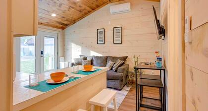 Lovely Au Gres Cottage w/ Hot Tub: Walk to Beach!