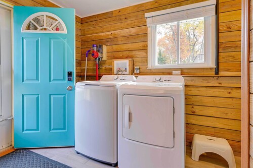 Lovely Au Gres Cottage w/ Hot Tub: Walk to Beach!