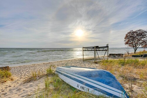 Lovely Au Gres Cottage w/ Hot Tub: Walk to Beach!