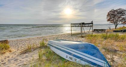 Lovely Au Gres Cottage w/ Hot Tub: Walk to Beach!