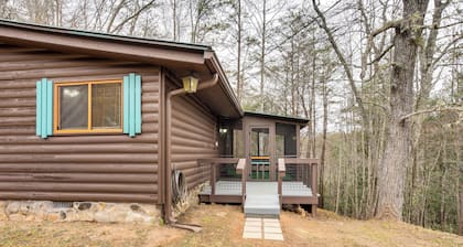Peaceful Warne Cabin: Fenced Yard & Screened Porch