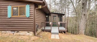 Peaceful Warne Cabin: Fenced Yard & Screened Porch