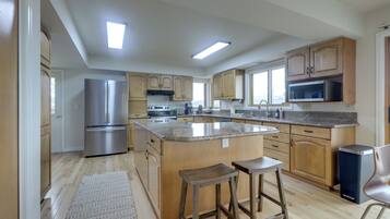 House (5 Bedrooms) | Interior