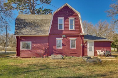 Cozy Bladen Countryside Hideaway w/ Fire Pit!