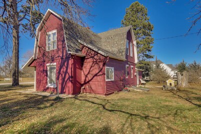 Cozy Bladen Countryside Hideaway w/ Fire Pit!