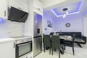 Geladeira grande, micro-ondas, fogão, cooktop
