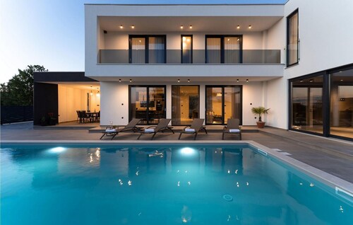 4 bedroom gorgeous home in Tar-Vabriga