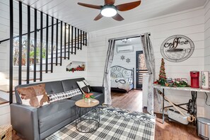 2 bedrooms, iron/ironing board, free WiFi, bed sheets