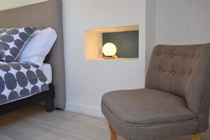 1 Schlafzimmer, Schreibtisch, Bügeleisen/Bügelbrett, Reisekinderbett