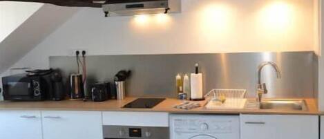 冷蔵庫、電子レンジ、オーブン、コンロ