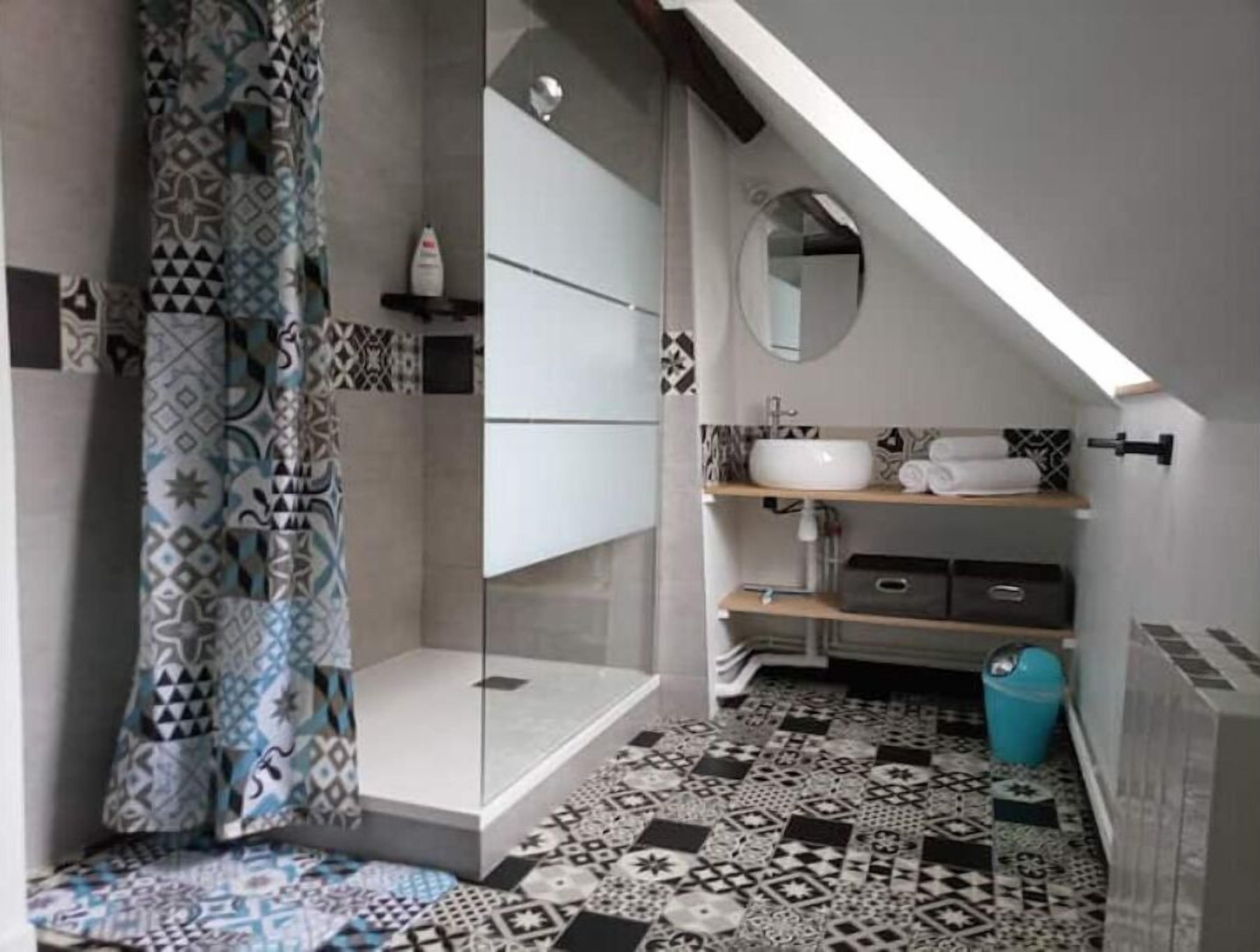 Regadera, amenidades de baño gratuitas, secadora de cabello, toallas 