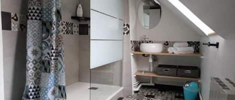 Shower, free toiletries, hair dryer, towels