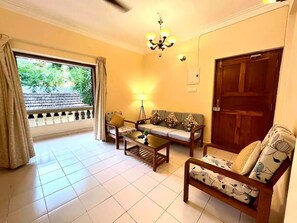 Smart TV, stereo - Astral – 2BHK /Pool /WFH / WiFi (Candolim)