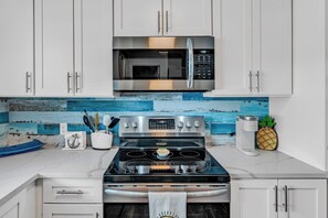 Oven, stovetop, coffee/tea maker, cookware/dishes/utensils - Salty Air Retreat 1bed/2bath brand new condo in Ocean Isle Fishing village with shared pool (Marathon)