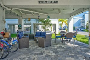 Outdoor dining - Salty Air Retreat 1bed/2bath brand new condo in Ocean Isle Fishing village with shared pool (Marathon)