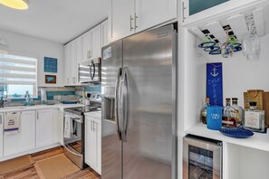 Oven, stovetop, coffee/tea maker, cookware/dishes/utensils - Salty Air Retreat 1bed/2bath brand new condo in Ocean Isle Fishing village with shared pool (Marathon)