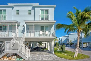 Exterior - Salty Air Retreat 1bed/2bath brand new condo in Ocean Isle Fishing village with shared pool (Marathon)