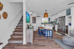 Ofen, Herdplatte, Wasserkocher mit Kaffee-/Teezubehör