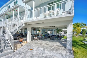Outdoor dining - Salty Air Retreat 1bed/2bath brand new condo in Ocean Isle Fishing village with shared pool (Marathon)