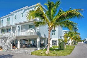 Exterior - Salty Air Retreat 1bed/2bath brand new condo in Ocean Isle Fishing village with shared pool (Marathon)