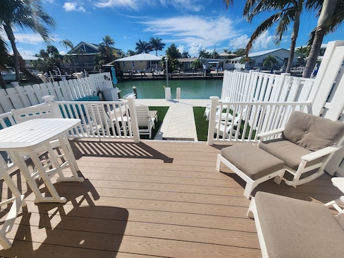 Paradise Found! Amazing 2/2 half duplex in KCB with Cabana Club & dockage
