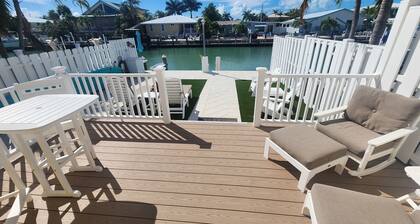 Paradise Found! Amazing 2/2 half duplex in KCB with Cabana Club & dockage