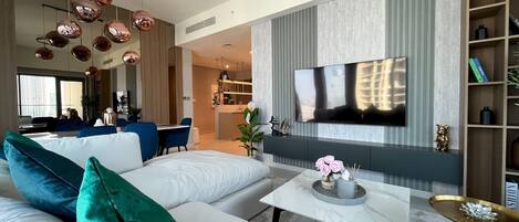 Lägenhet (4 Bedrooms) | Vardagsrum | 50-centimeters plasma-tv med satellitkanaler
