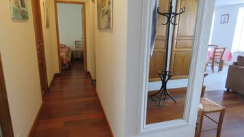 2 slaapkamers, een strijkplank/strijkijzer, wifi, beddengoed