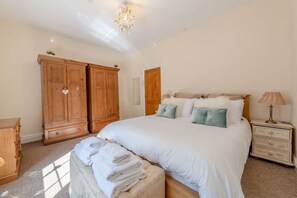 2 bedrooms, iron/ironing board, travel crib, WiFi - Laburnum Cottage Yorkshire Dales National Park 3 Peaks & Lake District (Ingleton)