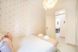 2 habitaciones, tabla de planchar con plancha, wifi y ropa de cama