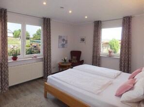 2 bedrooms, in-room safe, travel crib, free WiFi - 5 star holiday apartment “Am Mönkeberg” in the Weserbergland (Emmerthal)