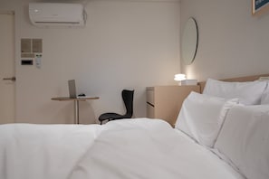 Habitación empresarial doble | Ropa de cama de alta calidad y decoración personalizada