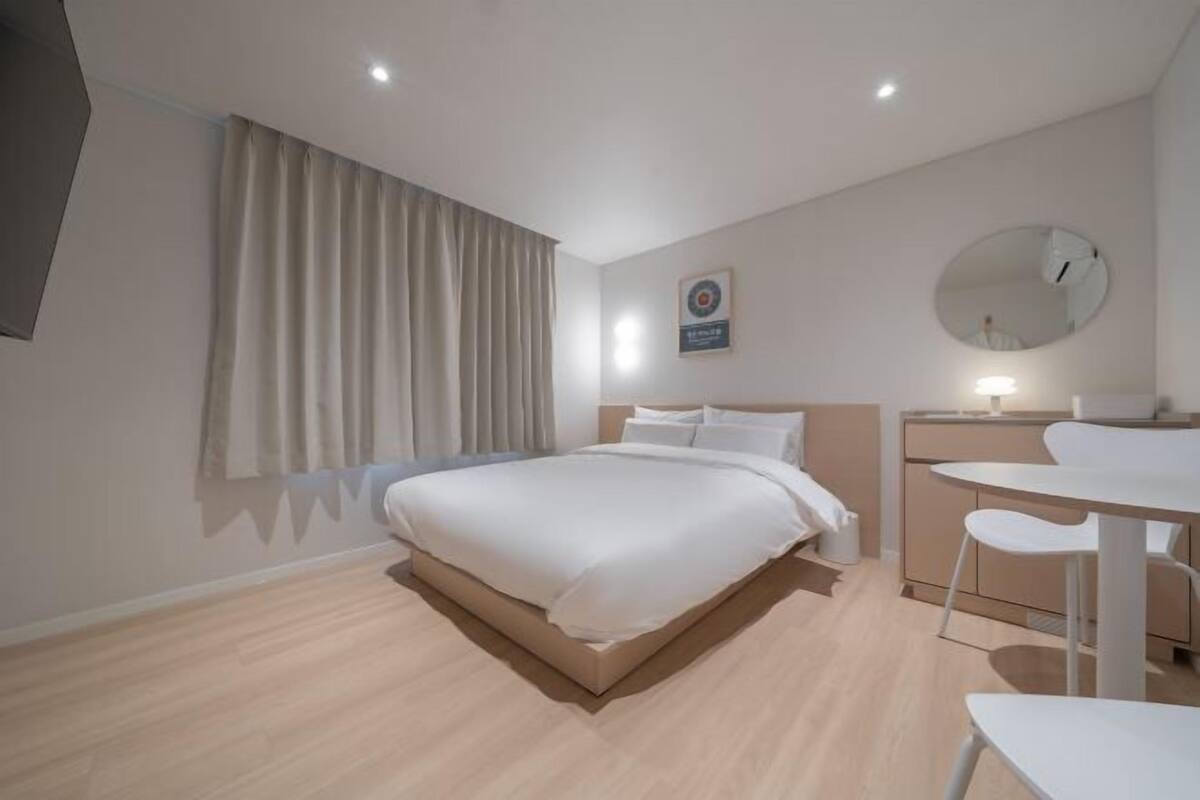Ropa de cama de alta calidad, wifi gratis, decoración individual
