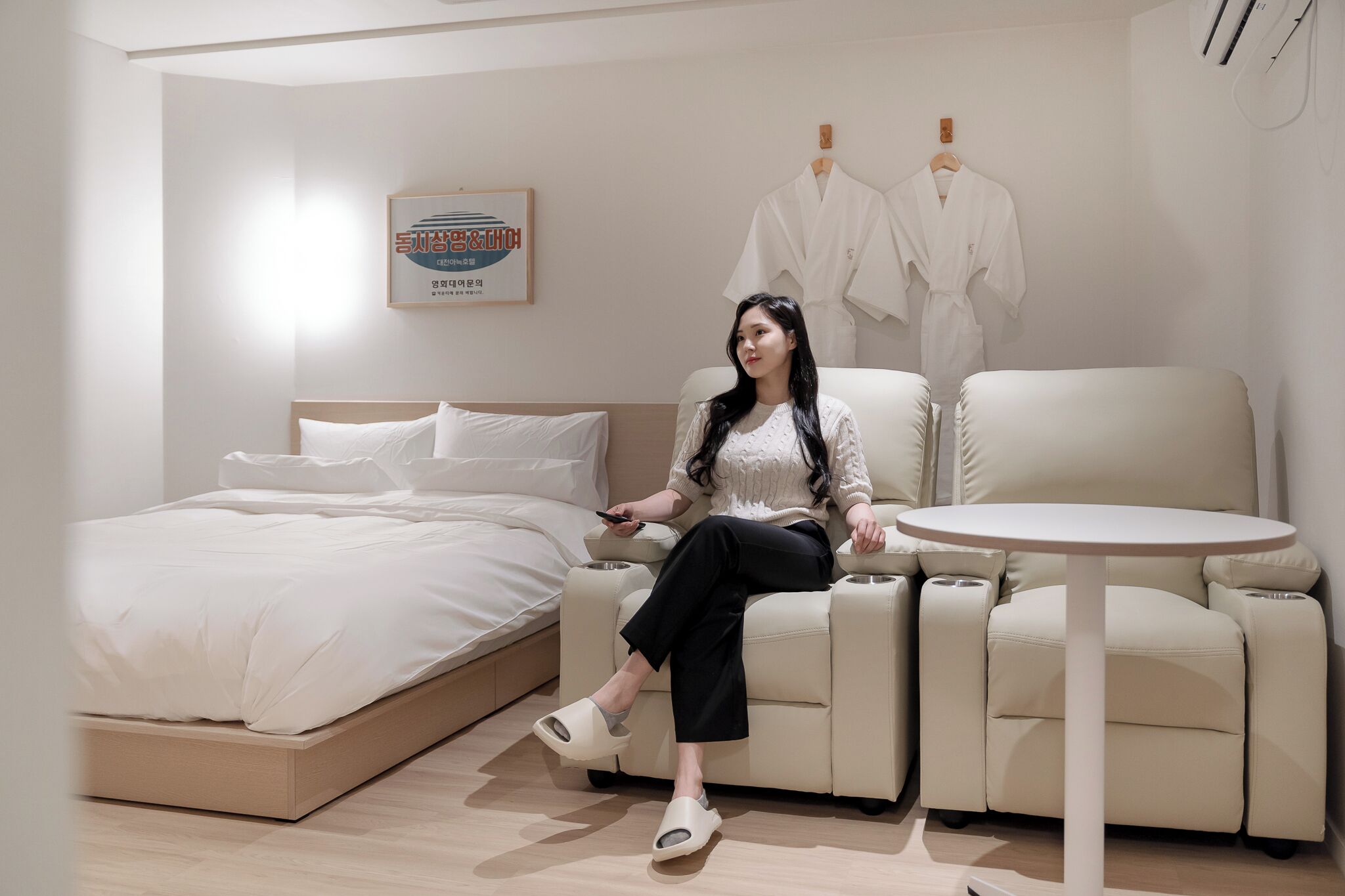 MOVIE | 고급 침구, 각각 다른 스타일의 인테리어, 각각 다르게 가구 비치, 무료 WiFi