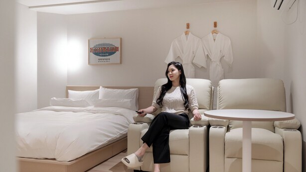 A modern hotel room with a bed, a sofa, and a small table. - Anook Hotel Daejeon Daeheung (Daejeon)