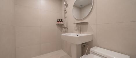 Standard Double Room | Baño | Ducha, secador de pelo, albornoces y zapatillas