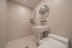 Standard Double Room | Bathroom | Shower, hair dryer, bathrobes, slippers - Anook Hotel Daejeon Daeheung (Daejeon)