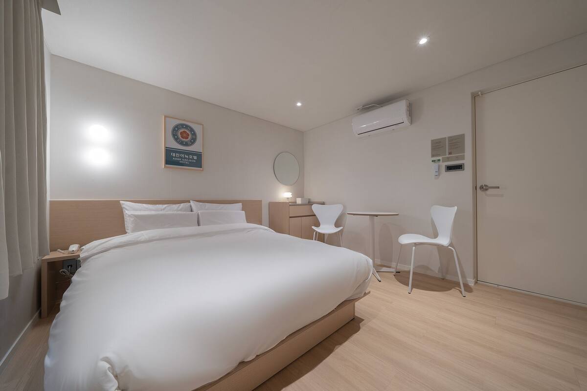 Standard Double Room | Ropa de cama de alta calidad, wifi gratis, decoración individual